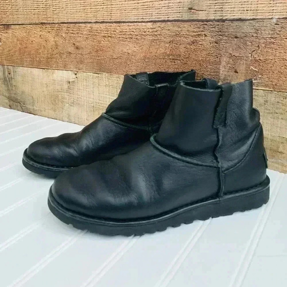 Ugg classic unlined mini leather winter boot - Picture 2 of 6